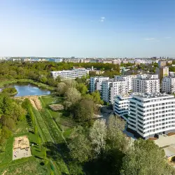 Widok na park wokół inwestycji Sokołówka